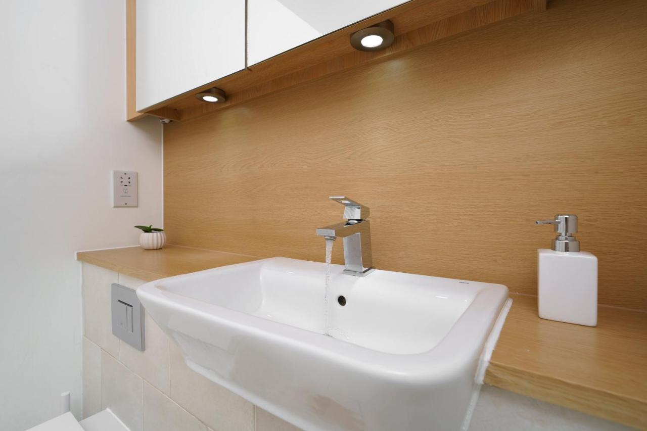 لندن Stylish Fully-Equipped One Bedroom Apartment With Extra Sofa Bed, Free Secure Parking, Onsite Gym, 24Hr Security & Concierge المظهر الخارجي الصورة