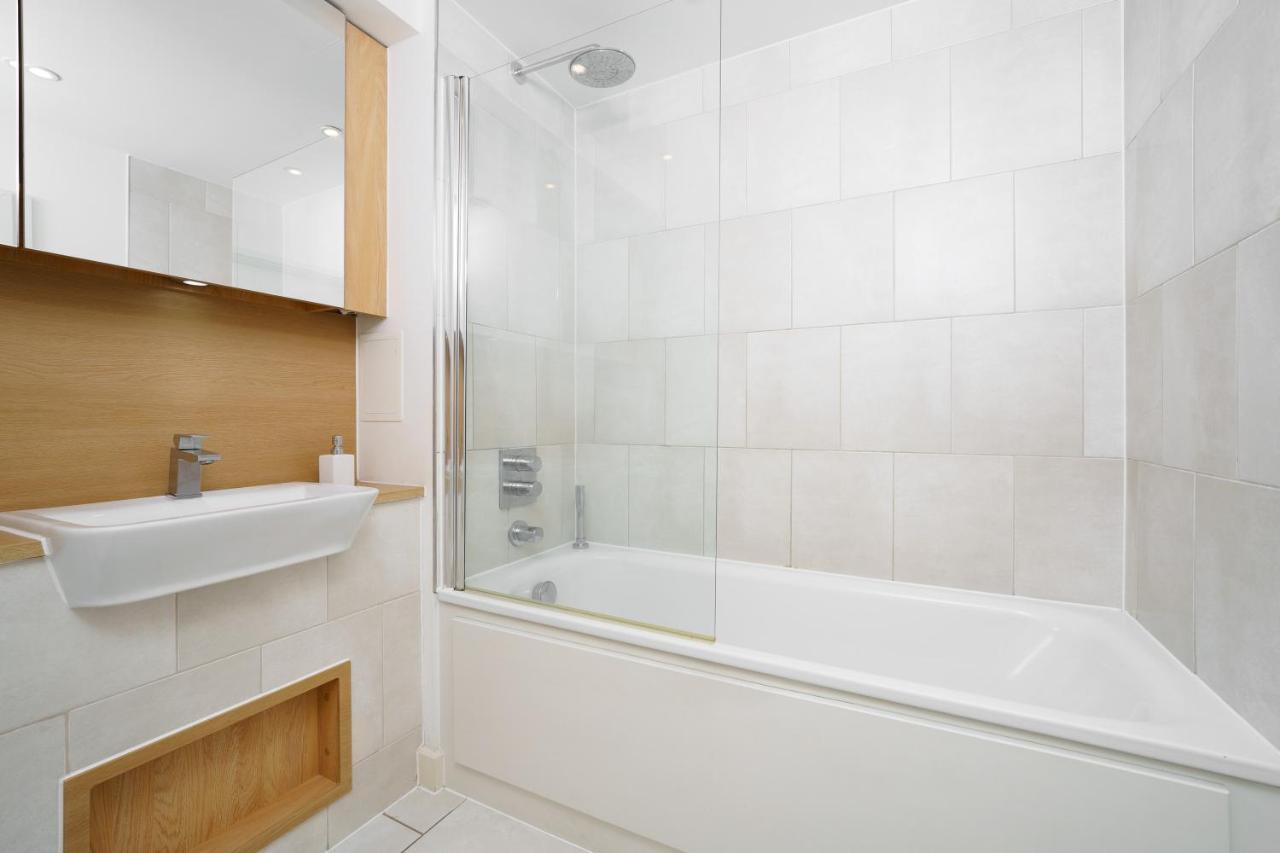 لندن Stylish Fully-Equipped One Bedroom Apartment With Extra Sofa Bed, Free Secure Parking, Onsite Gym, 24Hr Security & Concierge المظهر الخارجي الصورة