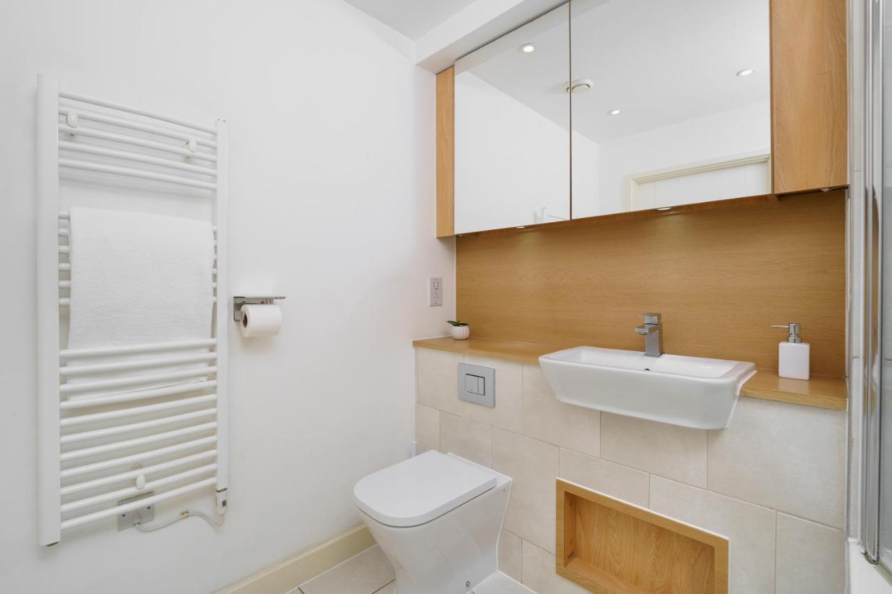 لندن Stylish Fully-Equipped One Bedroom Apartment With Extra Sofa Bed, Free Secure Parking, Onsite Gym, 24Hr Security & Concierge المظهر الخارجي الصورة