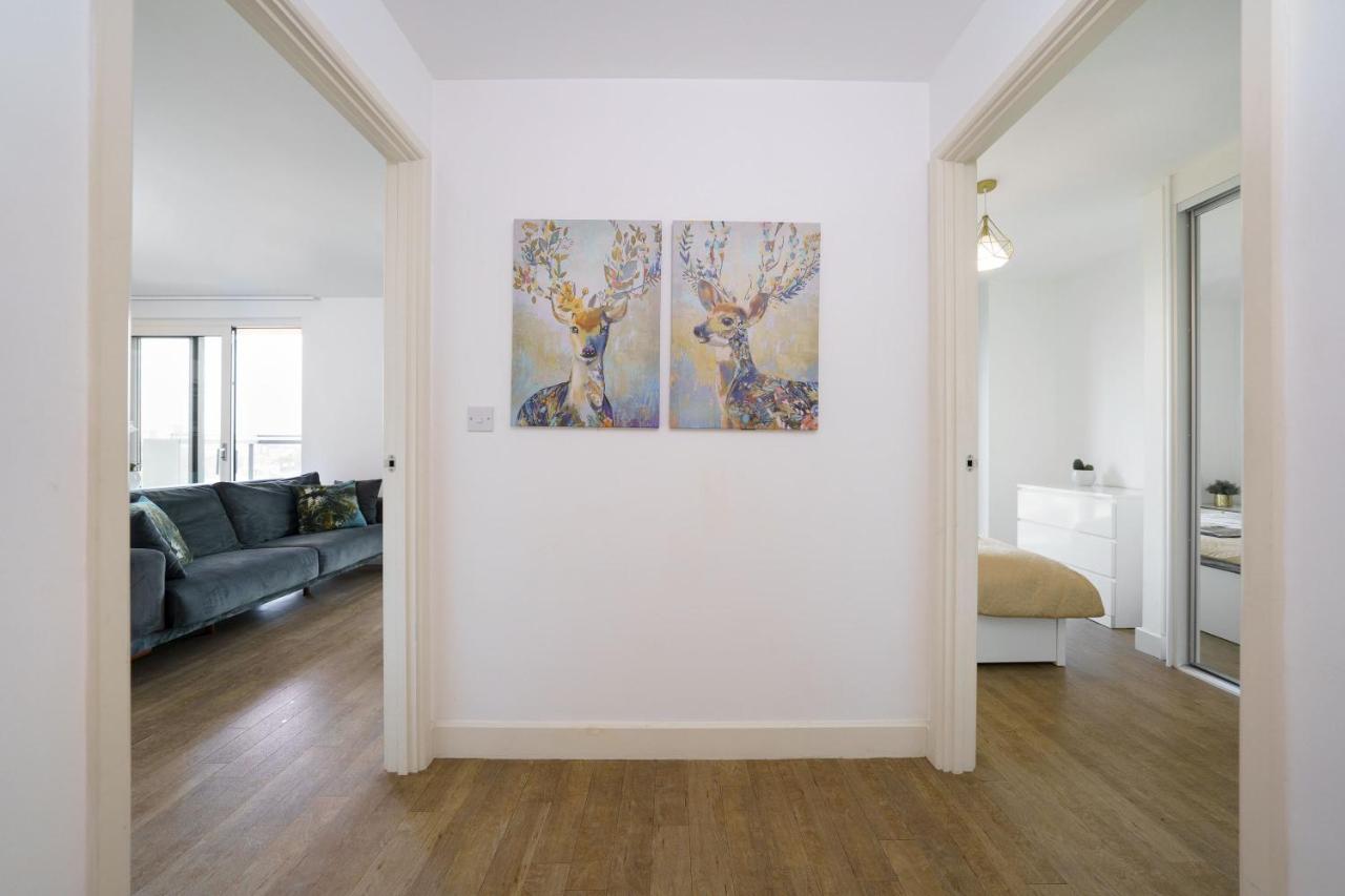 لندن Stylish Fully-Equipped One Bedroom Apartment With Extra Sofa Bed, Free Secure Parking, Onsite Gym, 24Hr Security & Concierge المظهر الخارجي الصورة