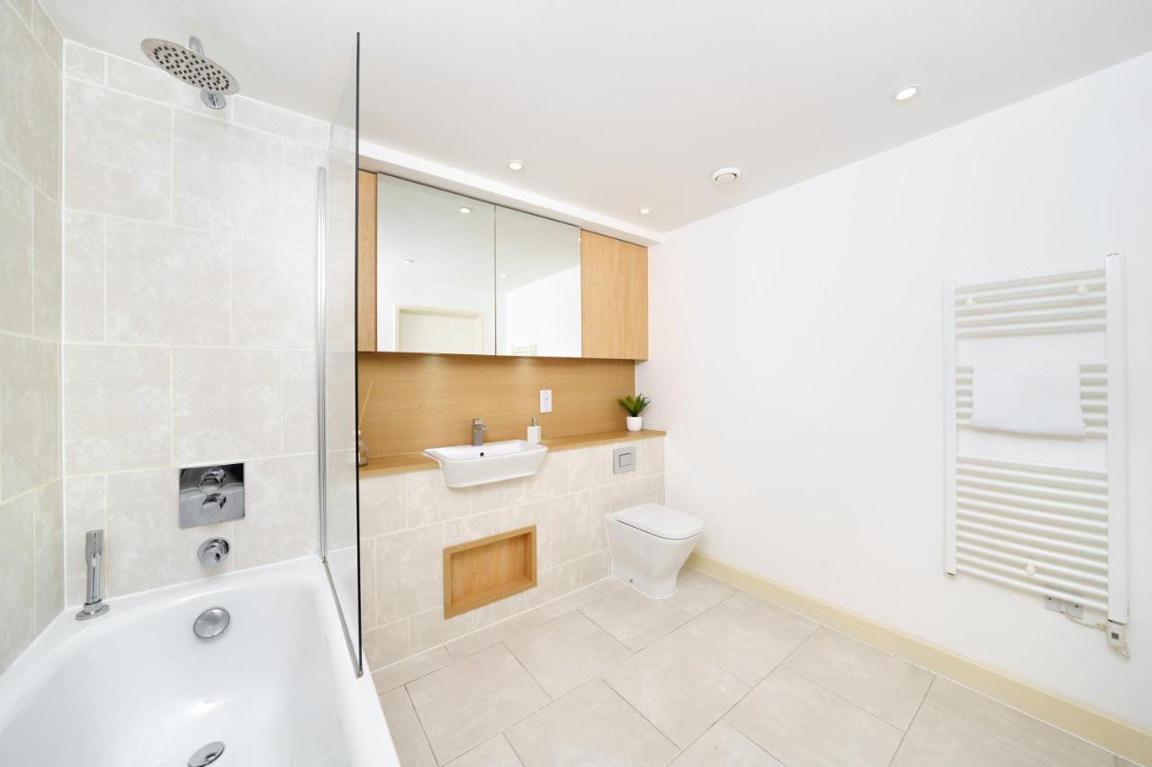 لندن Stylish Fully-Equipped One Bedroom Apartment With Extra Sofa Bed, Free Secure Parking, Onsite Gym, 24Hr Security & Concierge المظهر الخارجي الصورة